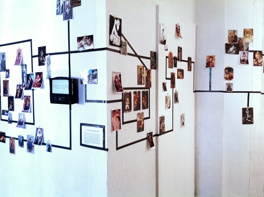 is a woman holding un baby23ch