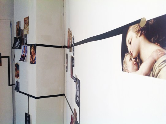 is una woman holding un babay9ch